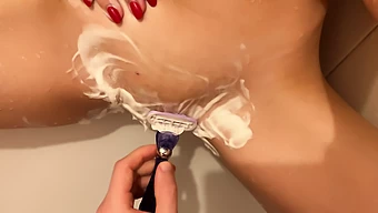 Strak Tienerkutje Wordt Geschoren En Geneukt Door Stiefbroer Onder De Douche