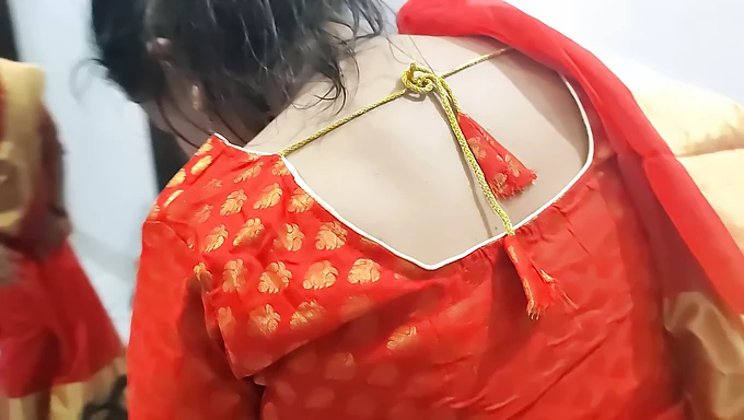 La femme amateur de Bangkokladeshi révèle ses gros seins en cumriya saree