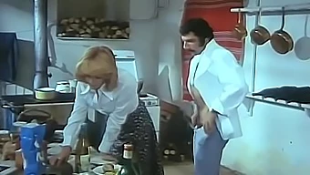 هوية امرأة شقراء وعنوان الفيلم غير معروف، من وراء مشهد الجنس في المطبخ.