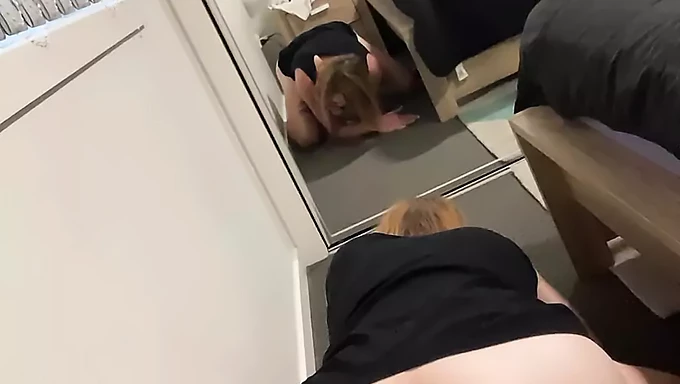 18+ tienerbabe masturbeert en wordt geneukt