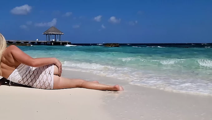 Offentlig upskirt af en ung kvinde med en fantastisk bagende på stranden