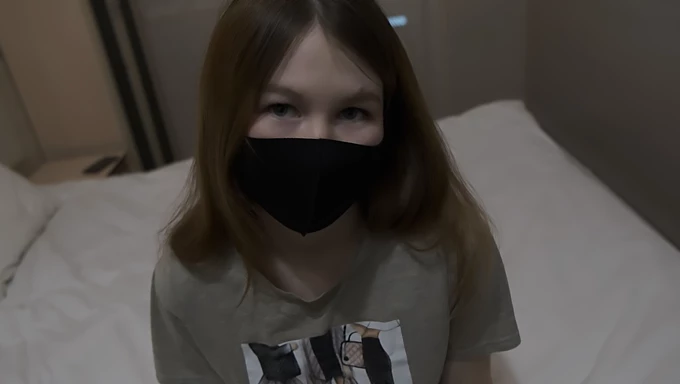 少女(18+)大学生被她最好的朋友挑逗和操