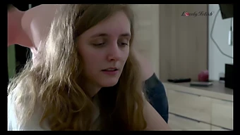 Duitse Schoolmeisje Wordt Hard Geneukt In Een Softcore Bdsm-Video