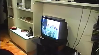 Vídeo Caseiro Italiano Vintage De Uma Mulher Madura Se Excitando Ao Ser Observada