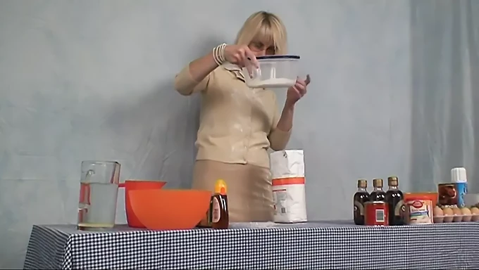 Prepárate para ser arrasado por la súper caliente Hazel May en este video sexy de cocina