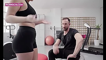 Adolescente con una figura sinuosa si allena con un personal trainer in 4K