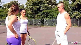 En Medelålders Kvinna Förförd Av Sin Sons Vän Till Ett Sexuellt Möte Efter En Tennismatch.