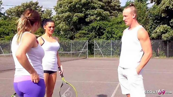 En medelålders kvinna förförd av sin sons vän till ett sexuellt möte efter en tennismatch.