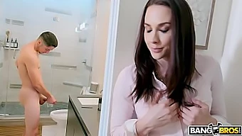 Chanel Preston menemukan anak tiri sedang masturbasi di kamar mandi dan bereaksi