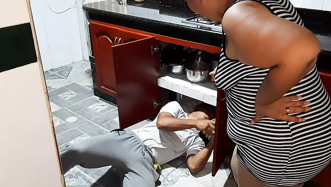 MILF colombiana madura tem seus grandes seios naturais fodidos na mesa da cozinha