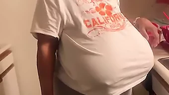 丰满的巨乳妻子没有戴胸罩就做菜