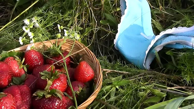 Chica tetona con un punto dulce se pone traviesa al aire libre