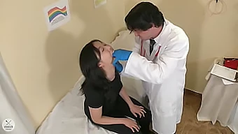 A beleza asiática recebe uma garganta profunda e uma gozada facial do Doutor Scumbag