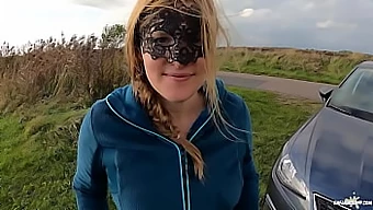 Blondes Luder Wird Ins Gesicht Gefickt Und Schluckt Sperma Im Auto