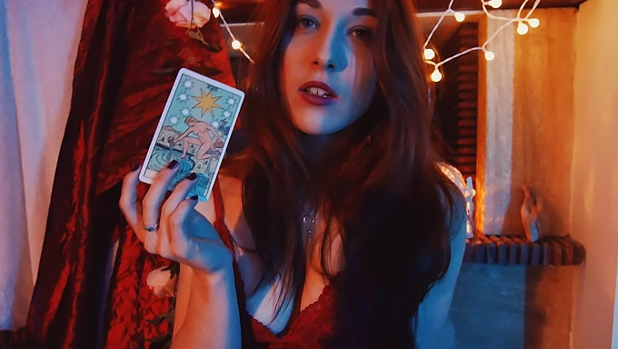 Amateur tiener trekt zich af terwijl ze een Tarot kaartspel speelt