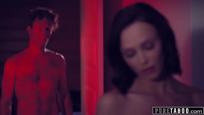 A surpresa de Halloween de Emily Willis se transforma em um encontro sexual selvagem em uma cabana isolada