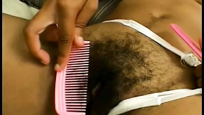 Una mujer afroamericana con curvas impresionantes da placer oral. ¡Qué delicia!