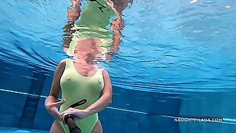 Uma Sunga Transparente De Uma Peça Usada Por Sua Esposa Na Piscina Pública