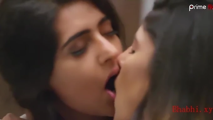 Gros seins naturels et petits seins dans une scène lesbienne indienne