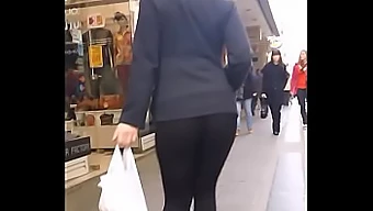 Latina skjønnhet viser frem sin trange kropp i spandex leggings