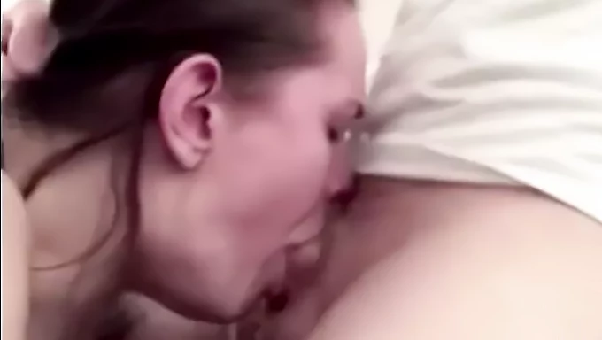 Sexo hardcore con garganta profunda y corrida facial