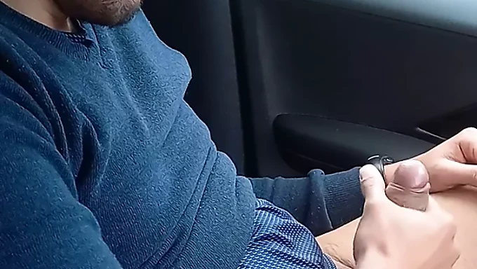 Jonge lerares geeft een blowjob en slikt sperma door na het zien van een knapperd die masturbeert in de auto