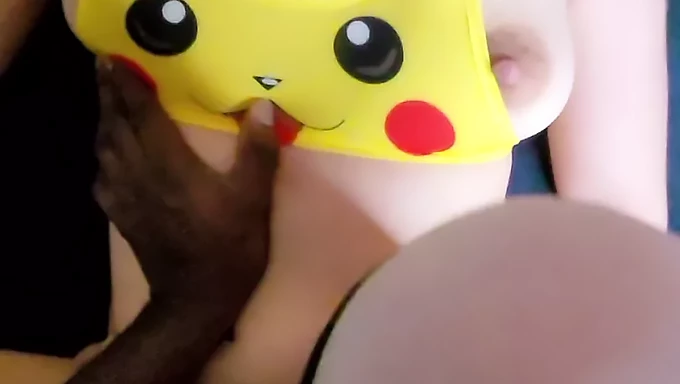 Amaterska francoska lepotica z veliko ritjo se jebe v Pikachu cosplayu