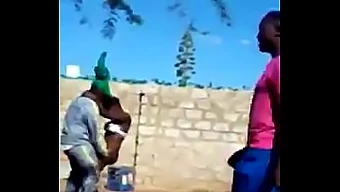 Des Femmes Africaines S'Adonnent À Une Routine De Danse Traditionnelle