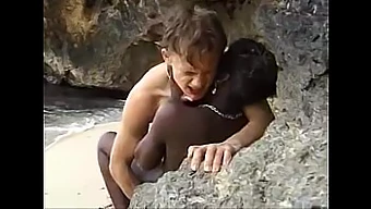 Jonge Zwarte Meid Berijdt Pik Op Het Strand