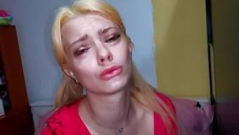 La Jeune Russe Littlemarylove Séduit Avec Un Jouet Sexuel Et Donne Du Plaisir Oral