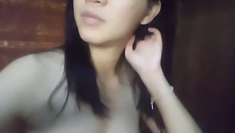 Asyalı Milf Evde Tek Başına Oyuna Dalıyor