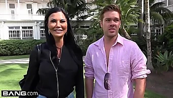 Jasmine Jae Memperlihatkan Klitoris Berlubang Dan Payudara Besarnya Di Pantai