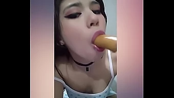 Una carina bruna fa un pompino scivoloso e si masturba il culo in webcam