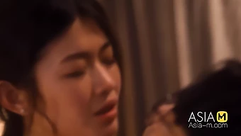 Frumusețea Asiatică Yuan Zi Yi Într-Un Film Erotic Pentru Adulți Cu Tematică De Crăciun