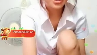 タイの美女がホットなアクションを作り上げるのを見てください。