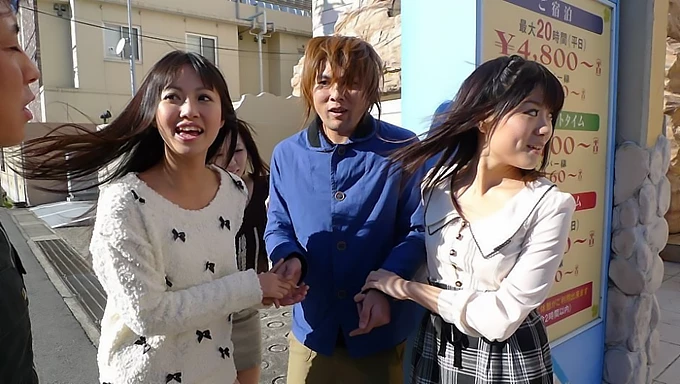 A beleza japonesa Kotomi Asakura curte um ménage com seus amigos e um sortudo