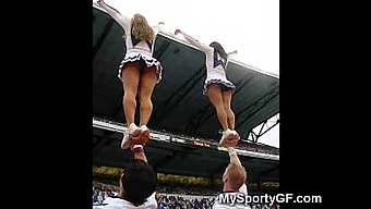 گروهی از اعضای تیم Cheerleading در اتاق خوابگاه جلوی دوربین مسخره می کنند.