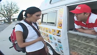 ¡esta Morena Americana Cambia El Sexo Oral Por Un Helado De Una Pareja Joven! ¡mira Cómo Lo Disfruta!