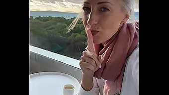 Rubia Tetona Se Masturba Al Aire Libre En Un Balcón De Hotel En Mallorca