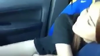 Chica Asiática En El Coche En Un Video De Sexo Caliente