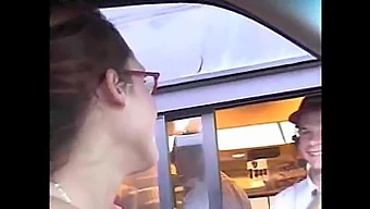 Una sborrata in faccia in un drive-through