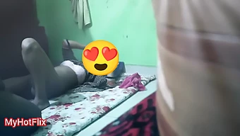 Sensual Juego En Solitario De Una Adolescente Asiática Capturado En Cámara Oculta