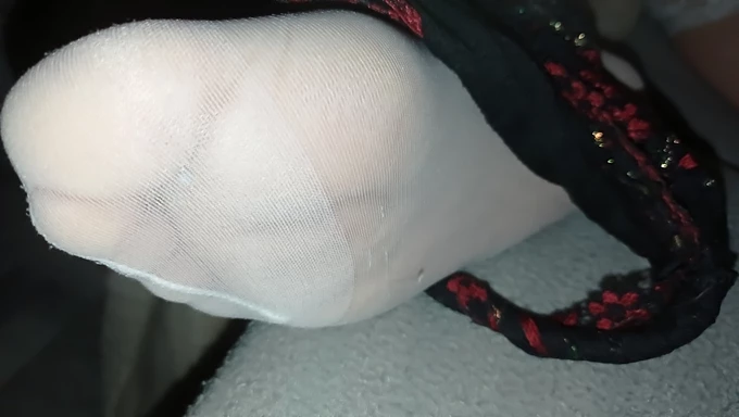 Footjob og cum på fisse i HD-video