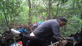 ¡mira Cómo La Madrastra Y El Hijastro Comparten Un Momento Íntimo En El Bosque! ¡te Encantará!