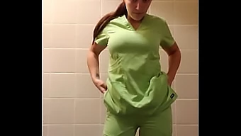 Een Ondeugende Roodharige Milf Vervult Haar Fantasie Om Klaar Te Komen In Haar Scrubs