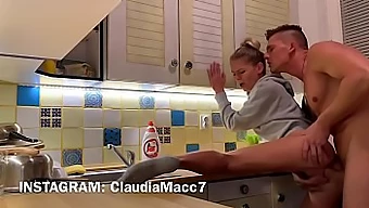 Pareja amateur comparte momentos íntimos en la cocina