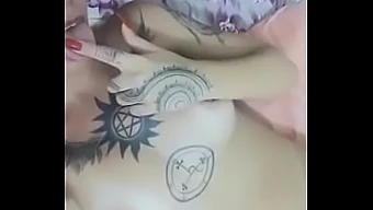 Sesi keseronokan diri sensual Ashley Inked: Perjalanan intim amatur bertato