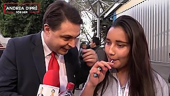 Adolescenta Mexicană Andrea Dipre Joacă Într-Un Spectacol Erotic Bizar Cu Tematică Acadele