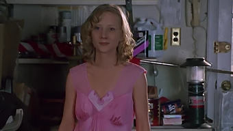 L'Actrice Américaine Anne Heche En Lingerie Pour Des Scènes Sensuelles