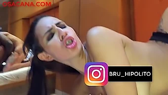 رجل أسود يمارس الجنس مع فتاة ذات ثدي كبير بينما تعطيه اللسان ..